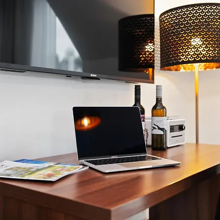 Amelie Chez Inez 博登斯边的拉多夫采尔