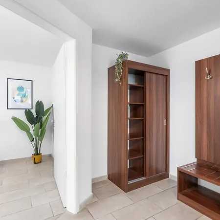 Amelie Chez Inez 博登斯边的拉多夫采尔